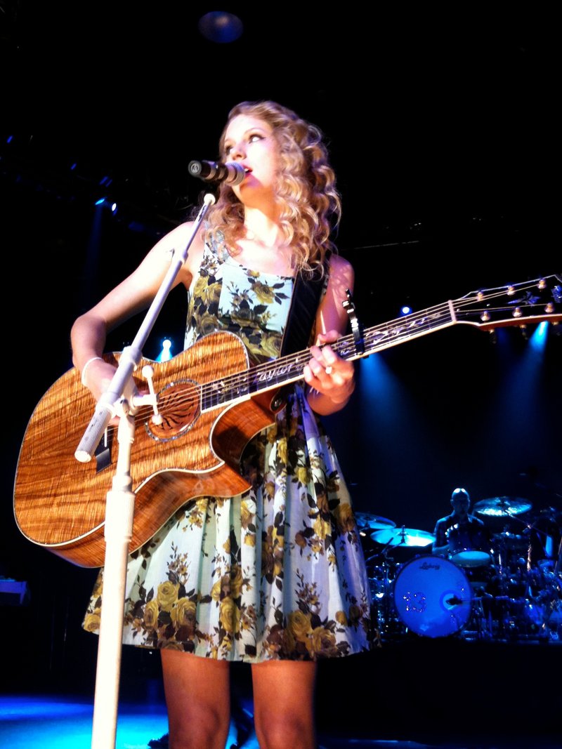 Taylor Swift at 2010 Country Radio Seminar — photo 75