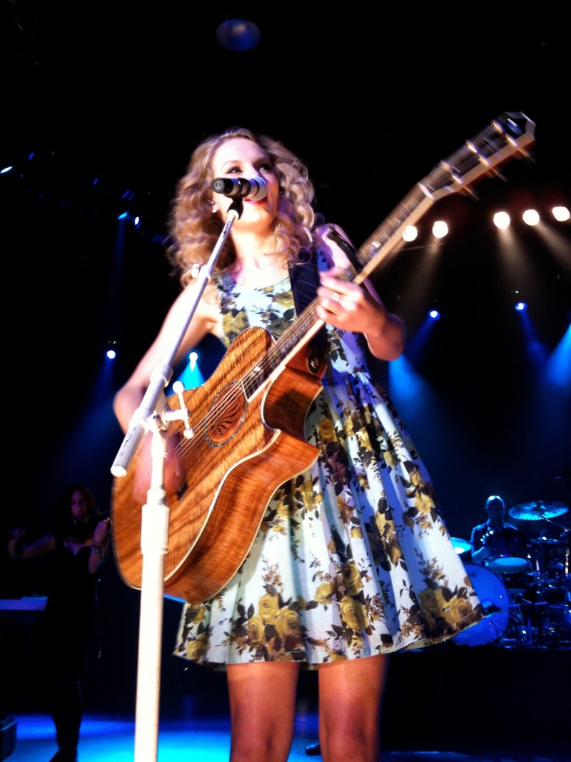 Taylor Swift at 2010 Country Radio Seminar — photo 76