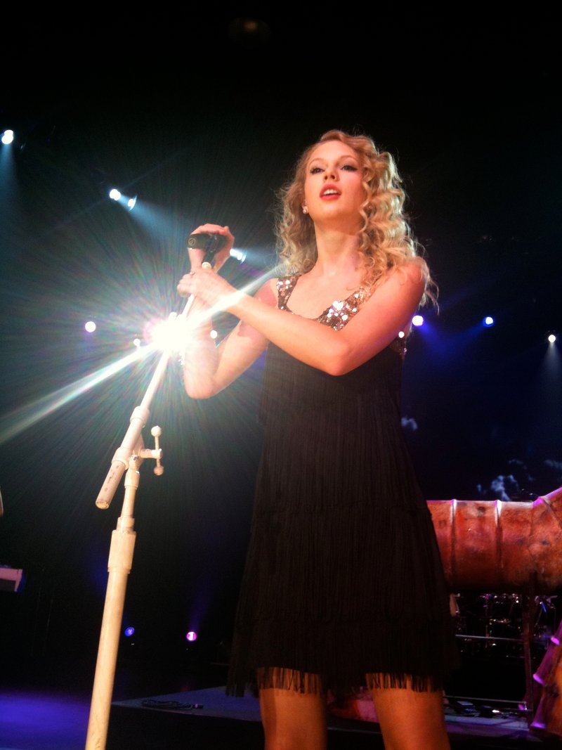 Taylor Swift at 2010 Country Radio Seminar — photo 94