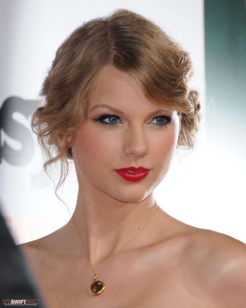 Taylor Swift at "Easy A" Los Angeles Premiere — photo 25