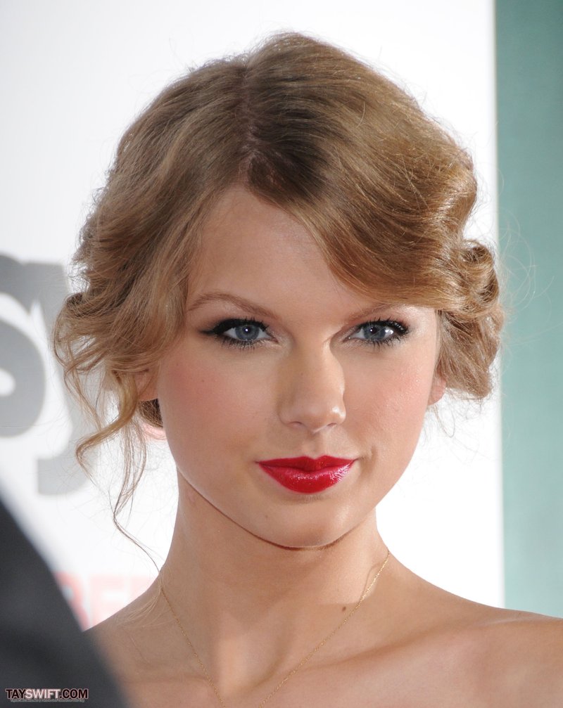 Taylor Swift at "Easy A" Los Angeles Premiere — photo 26