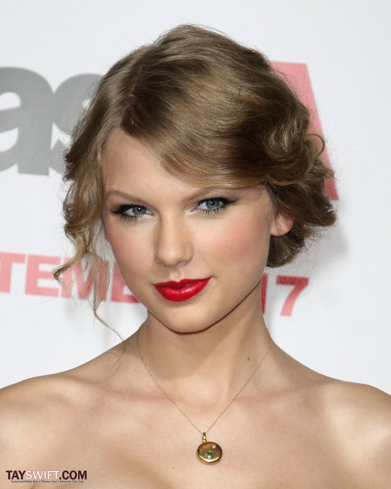 Taylor Swift at "Easy A" Los Angeles Premiere — photo 105