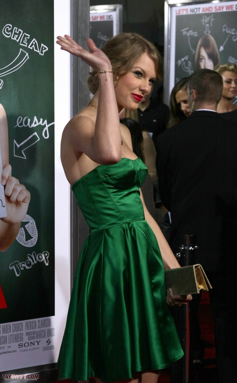 Taylor Swift at "Easy A" Los Angeles Premiere — photo 113