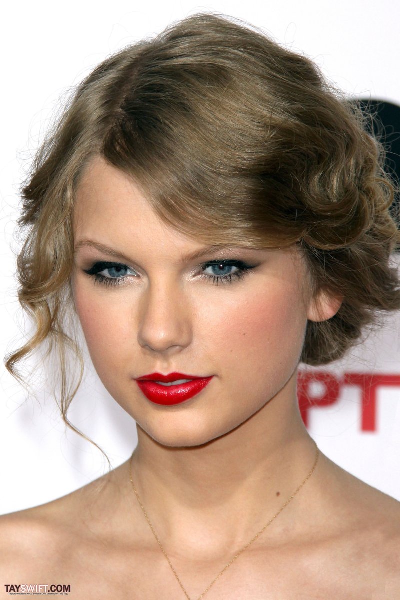 Taylor Swift at "Easy A" Los Angeles Premiere — photo 147