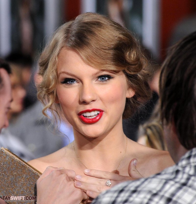 Taylor Swift at "Easy A" Los Angeles Premiere — photo 159