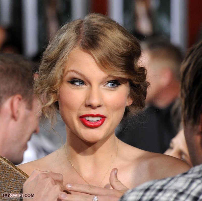 Taylor Swift at "Easy A" Los Angeles Premiere — photo 160