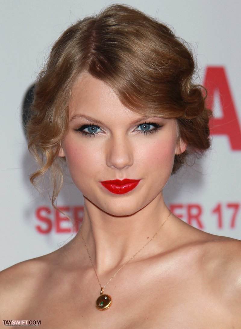 Taylor Swift at "Easy A" Los Angeles Premiere — photo 176