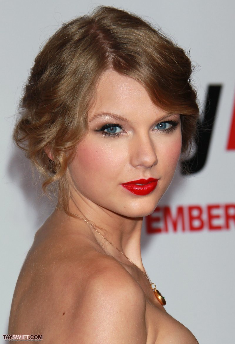 Taylor Swift at "Easy A" Los Angeles Premiere — photo 185