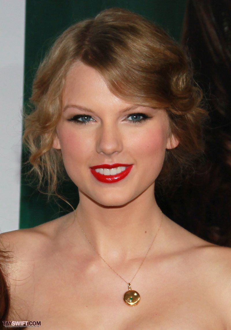 Taylor Swift at "Easy A" Los Angeles Premiere — photo 221