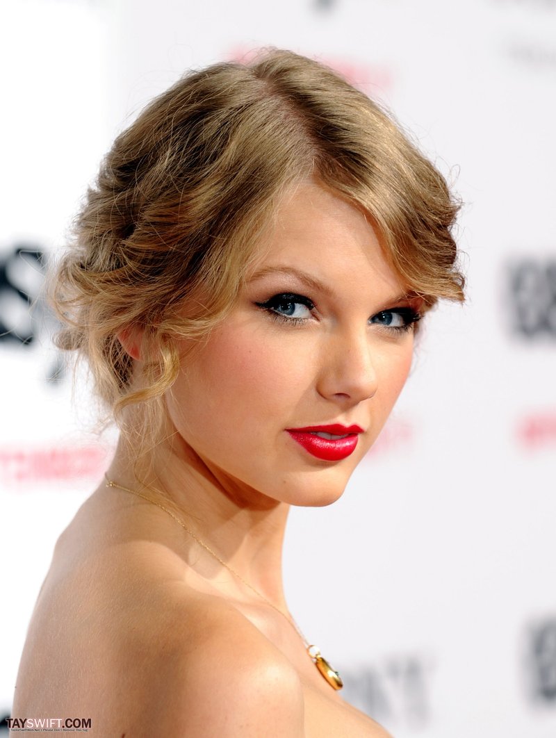 Taylor Swift at "Easy A" Los Angeles Premiere — photo 235