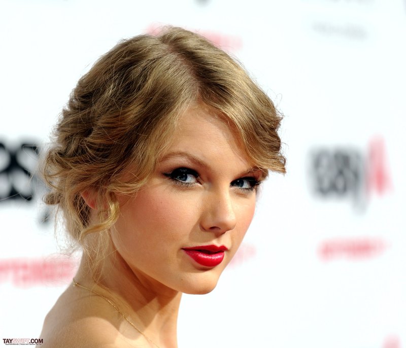 Taylor Swift at "Easy A" Los Angeles Premiere — photo 243