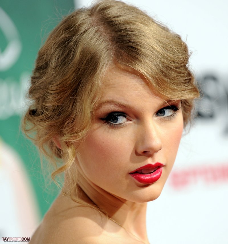 Taylor Swift at "Easy A" Los Angeles Premiere — photo 244