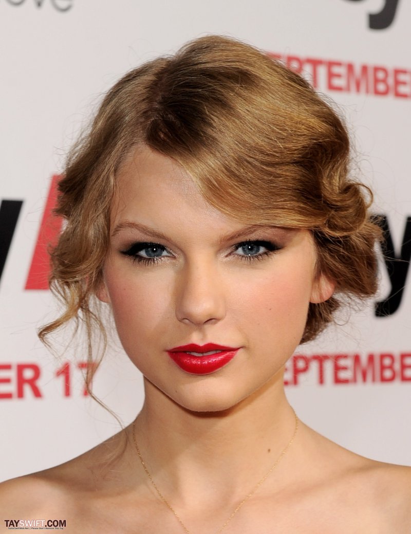 Taylor Swift at "Easy A" Los Angeles Premiere — photo 246