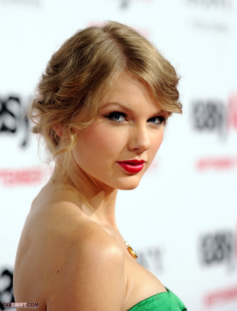 Taylor Swift at "Easy A" Los Angeles Premiere — photo 248