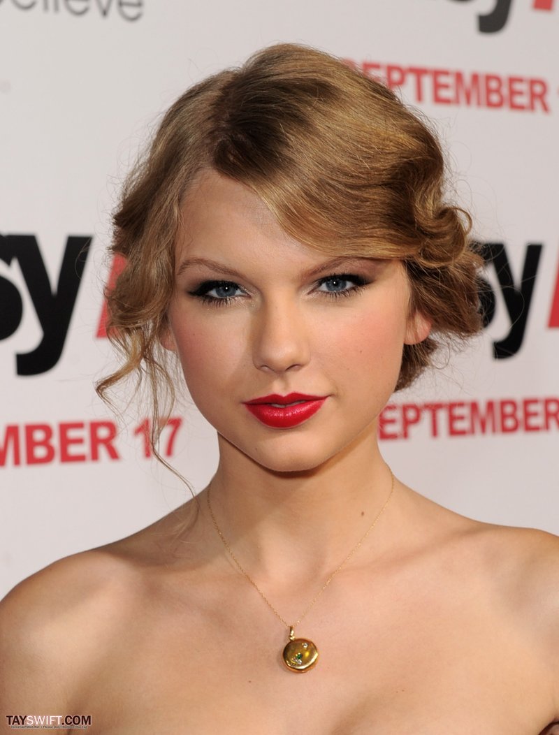 Taylor Swift at "Easy A" Los Angeles Premiere — photo 251