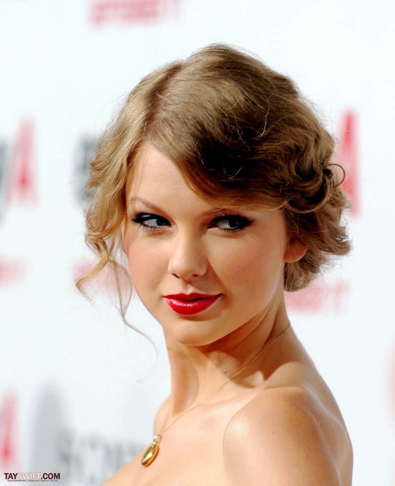 Taylor Swift at "Easy A" Los Angeles Premiere — photo 254