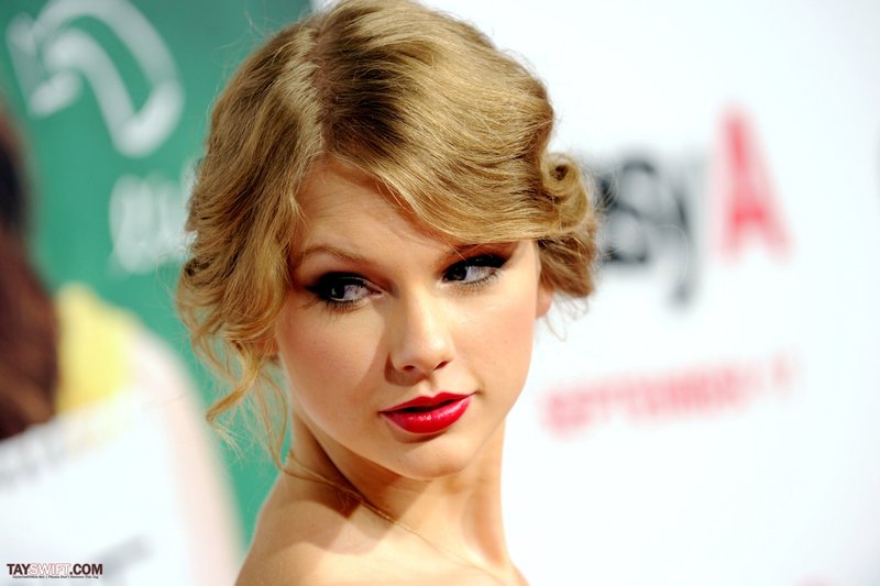 Taylor Swift at "Easy A" Los Angeles Premiere — photo 260