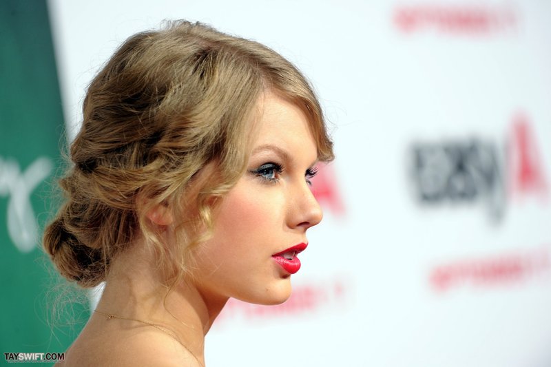 Taylor Swift at "Easy A" Los Angeles Premiere — photo 263