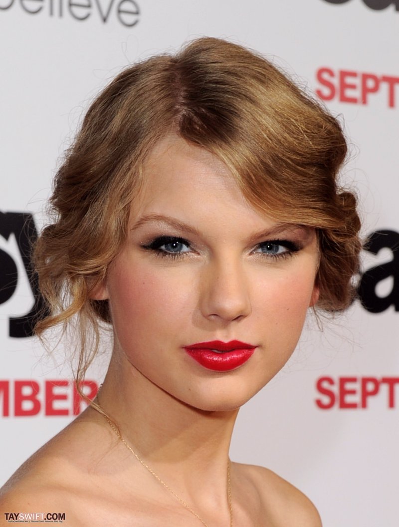 Taylor Swift at "Easy A" Los Angeles Premiere — photo 266
