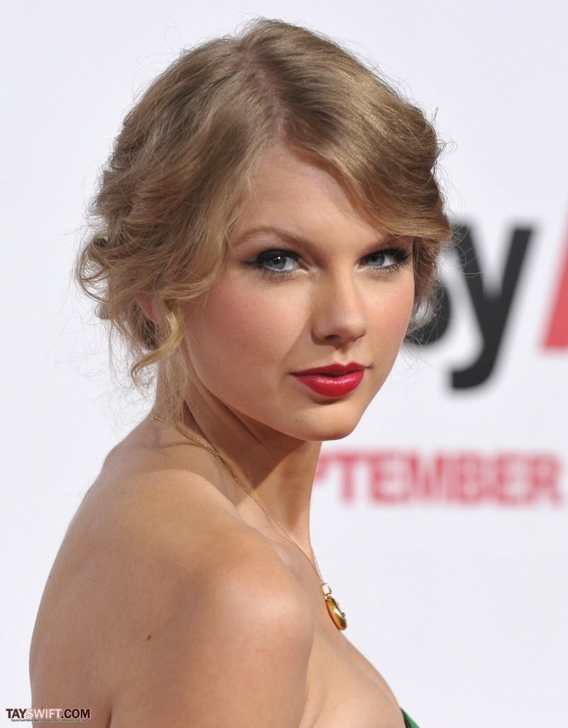 Taylor Swift at "Easy A" Los Angeles Premiere — photo 268
