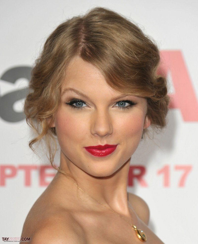 Taylor Swift at "Easy A" Los Angeles Premiere — photo 269