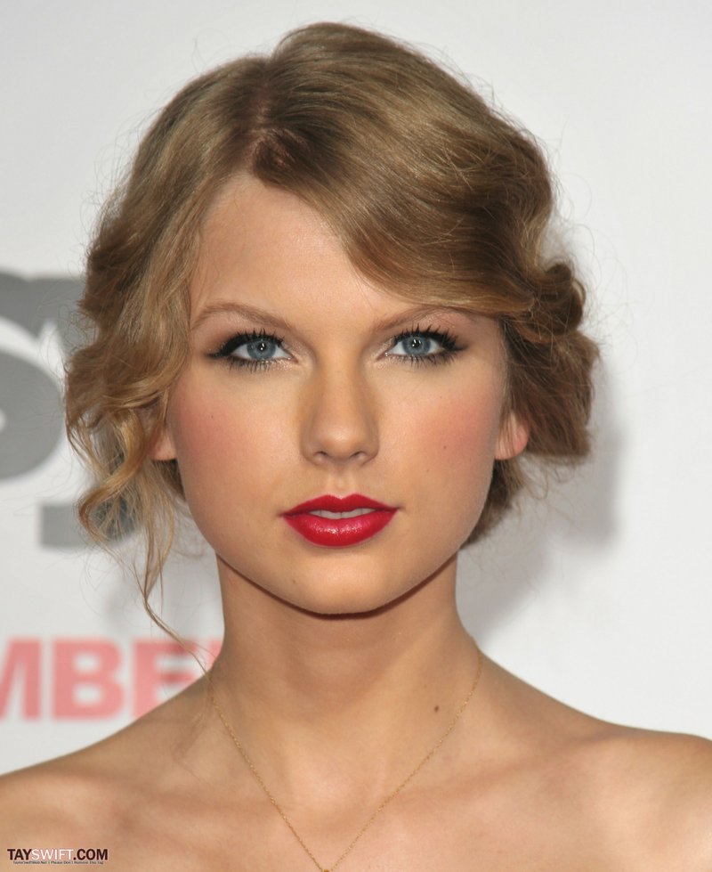 Taylor Swift at "Easy A" Los Angeles Premiere — photo 270