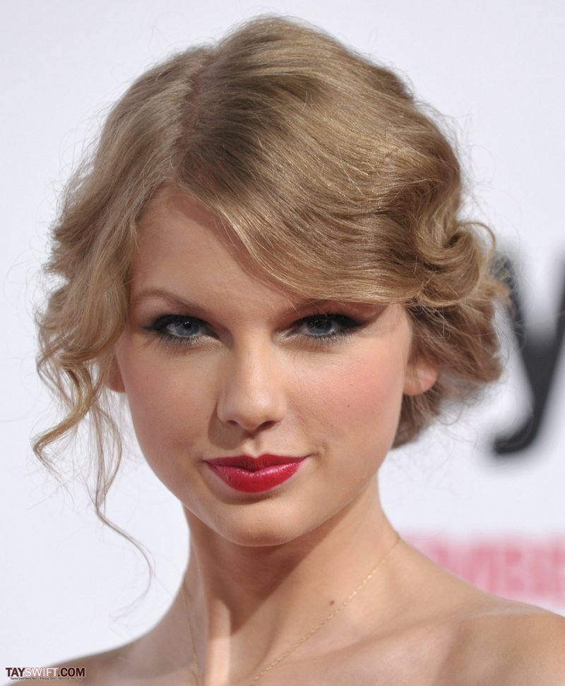 Taylor Swift at "Easy A" Los Angeles Premiere — photo 282