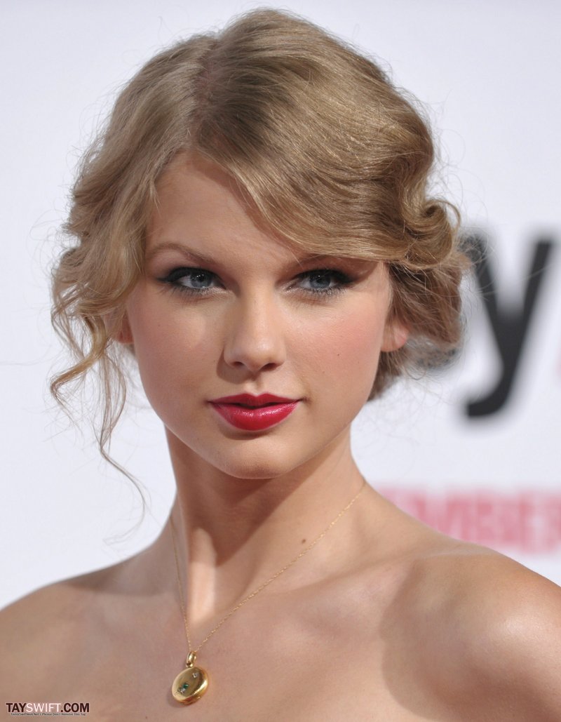 Taylor Swift at "Easy A" Los Angeles Premiere — photo 283