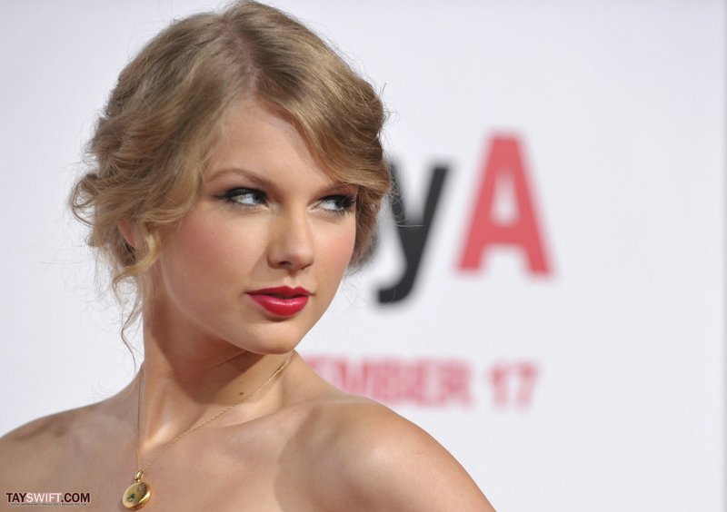 Taylor Swift at "Easy A" Los Angeles Premiere — photo 284