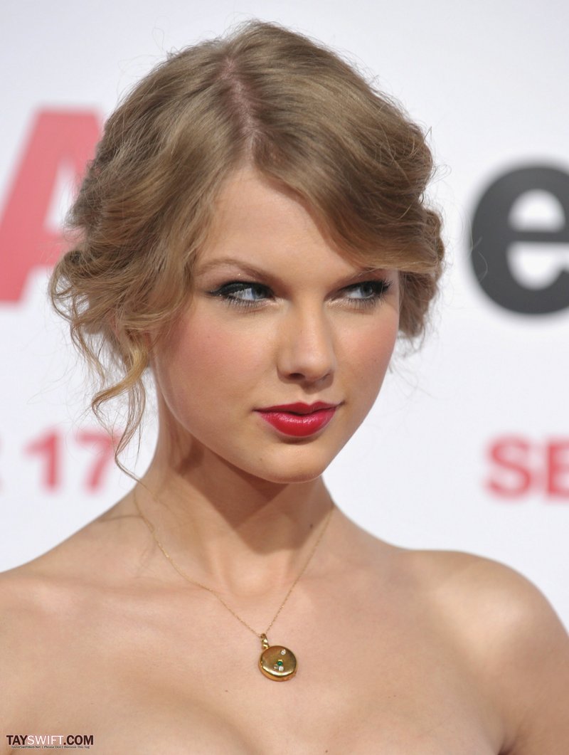 Taylor Swift at "Easy A" Los Angeles Premiere — photo 289