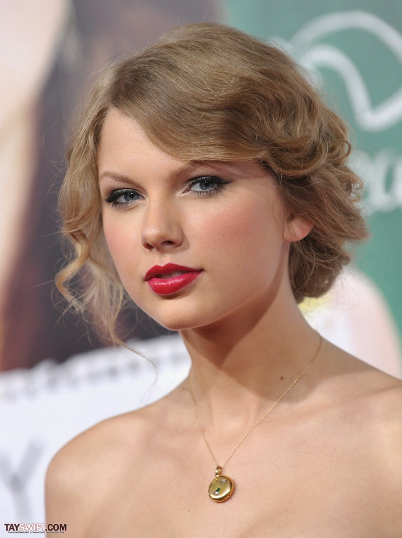 Taylor Swift at "Easy A" Los Angeles Premiere — photo 290