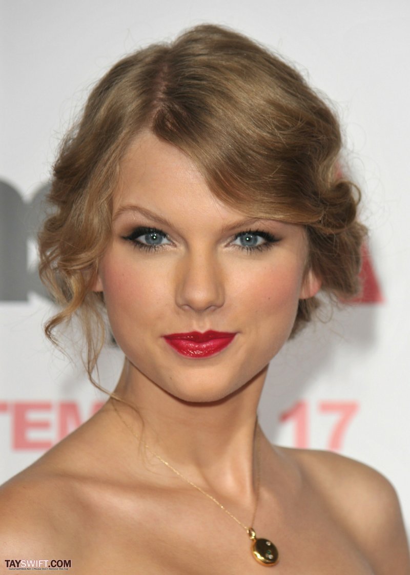 Taylor Swift at "Easy A" Los Angeles Premiere — photo 296