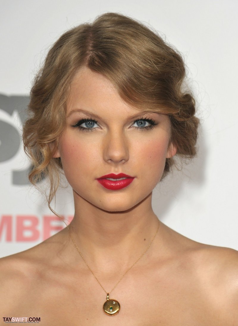 Taylor Swift at "Easy A" Los Angeles Premiere — photo 300