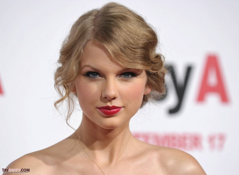 Taylor Swift at "Easy A" Los Angeles Premiere — photo 315