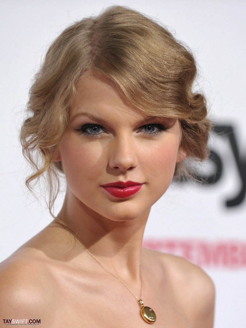 Taylor Swift at "Easy A" Los Angeles Premiere — photo 316