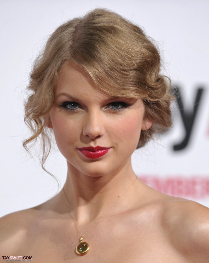 Taylor Swift at "Easy A" Los Angeles Premiere — photo 320