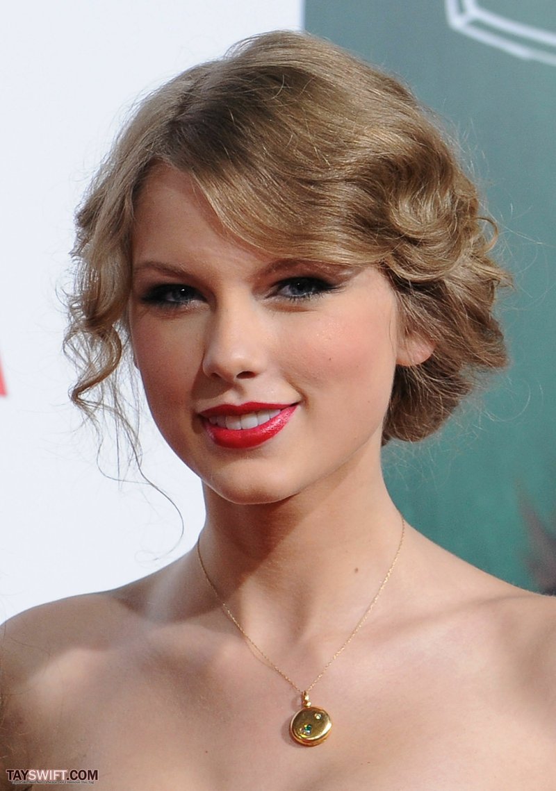 Taylor Swift at "Easy A" Los Angeles Premiere — photo 361