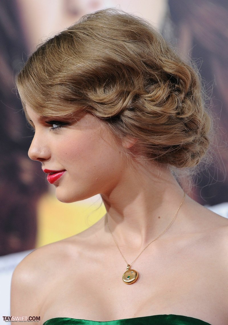 Taylor Swift at "Easy A" Los Angeles Premiere — photo 380