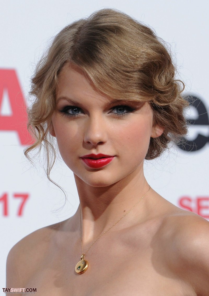 Taylor Swift at "Easy A" Los Angeles Premiere — photo 384