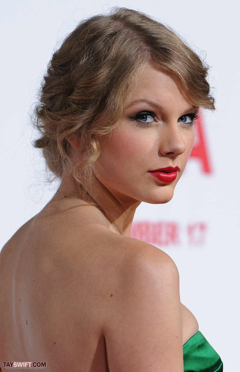 Taylor Swift at "Easy A" Los Angeles Premiere — photo 389