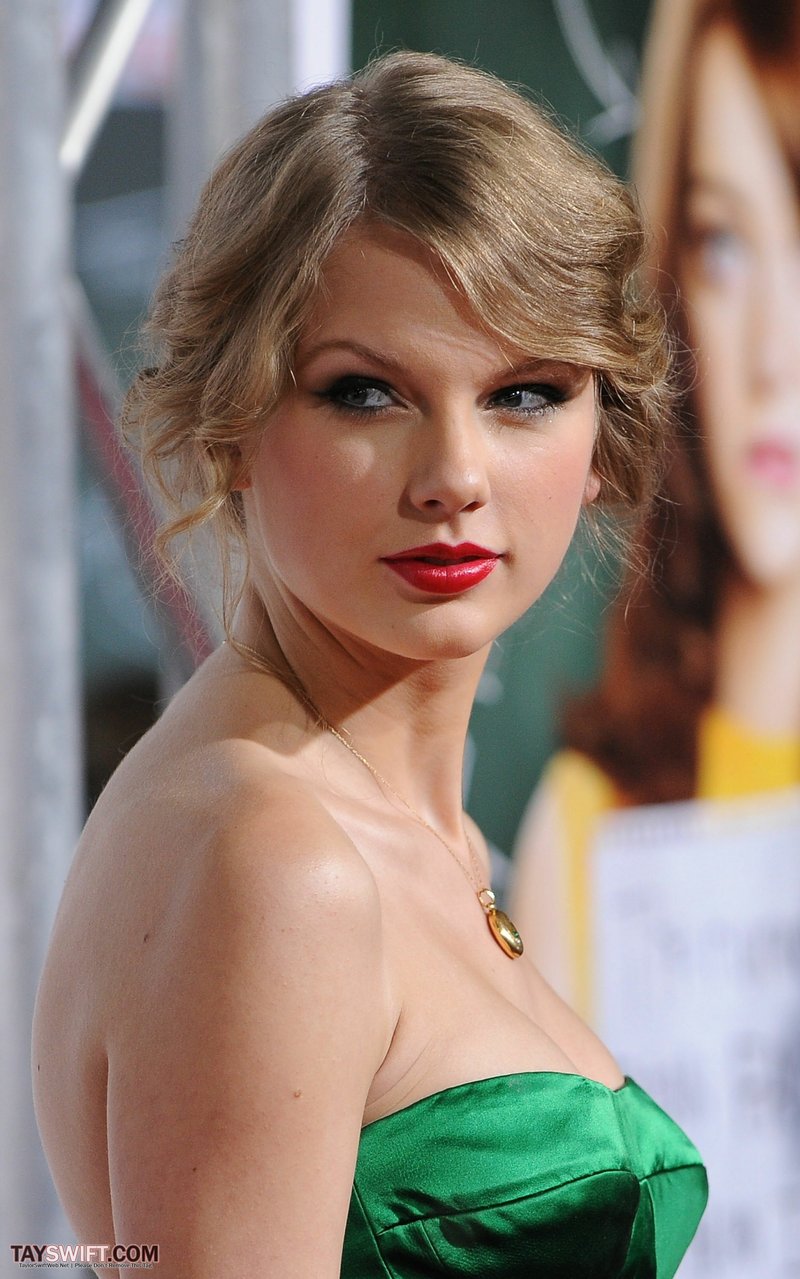 Taylor Swift at "Easy A" Los Angeles Premiere — photo 393
