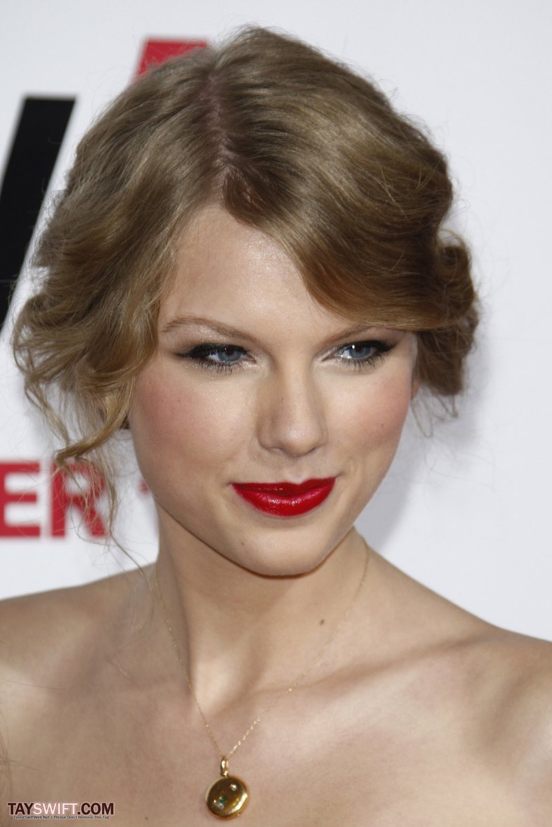 Taylor Swift at "Easy A" Los Angeles Premiere — photo 406