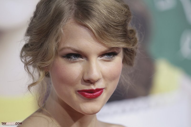 Taylor Swift at "Easy A" Los Angeles Premiere — photo 439