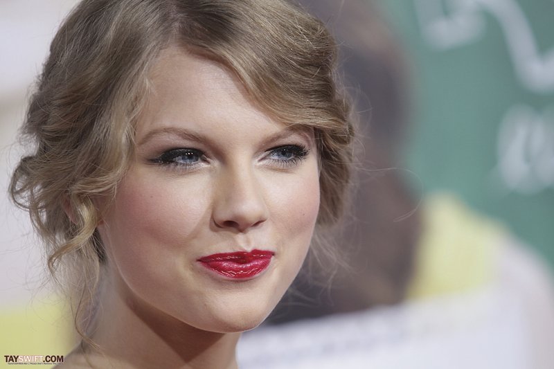 Taylor Swift at "Easy A" Los Angeles Premiere — photo 448