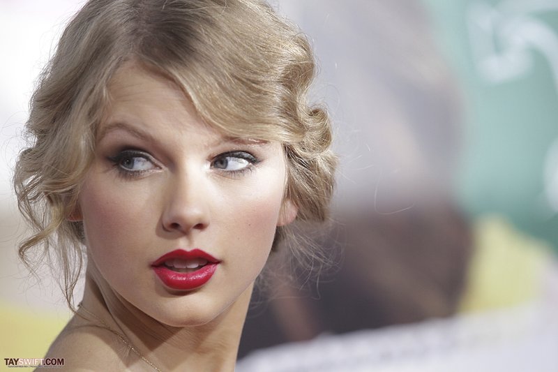 Taylor Swift at "Easy A" Los Angeles Premiere — photo 450