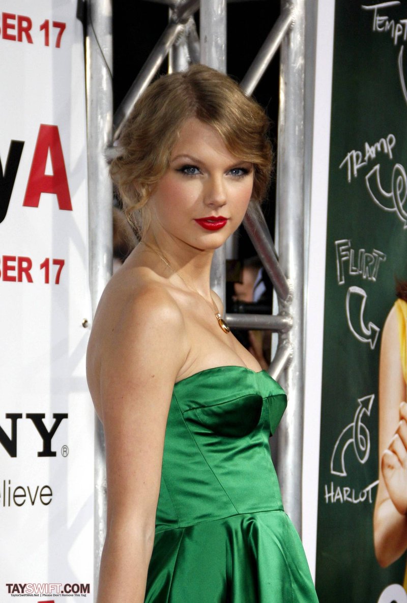 Taylor Swift at "Easy A" Los Angeles Premiere — photo 460