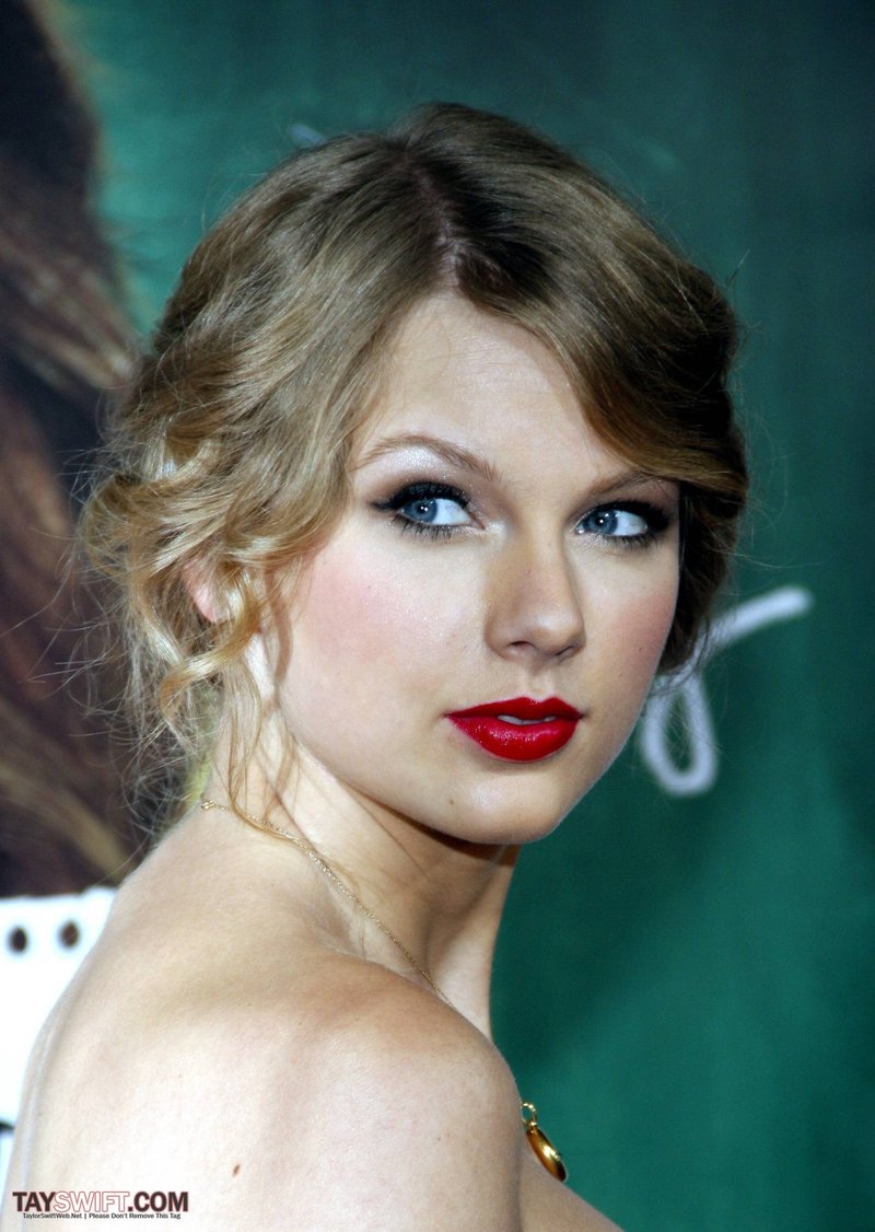 Taylor Swift at "Easy A" Los Angeles Premiere — photo 463