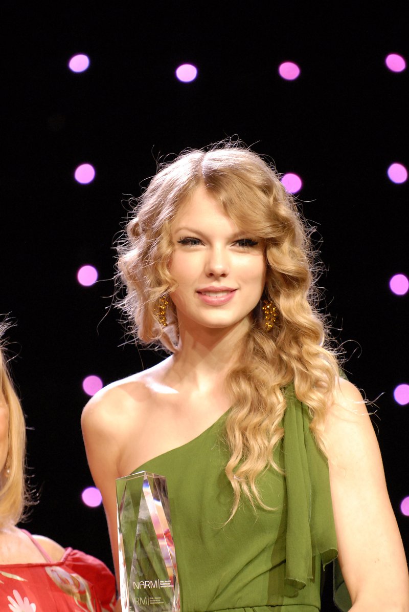 Taylor Swift at 2010 NARM Convention — photo 10