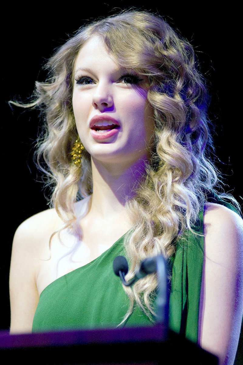 Taylor Swift at 2010 NARM Convention — photo 23