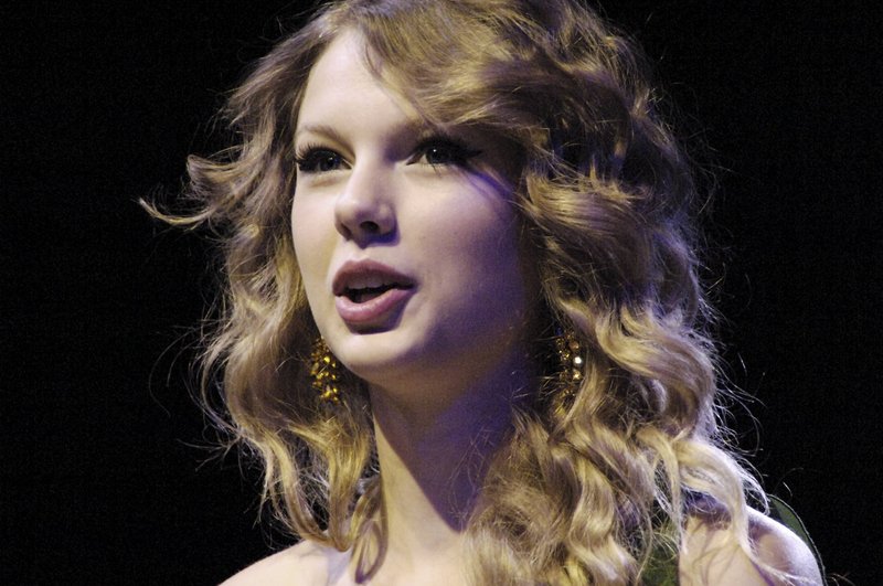 Taylor Swift at 2010 NARM Convention — photo 40
